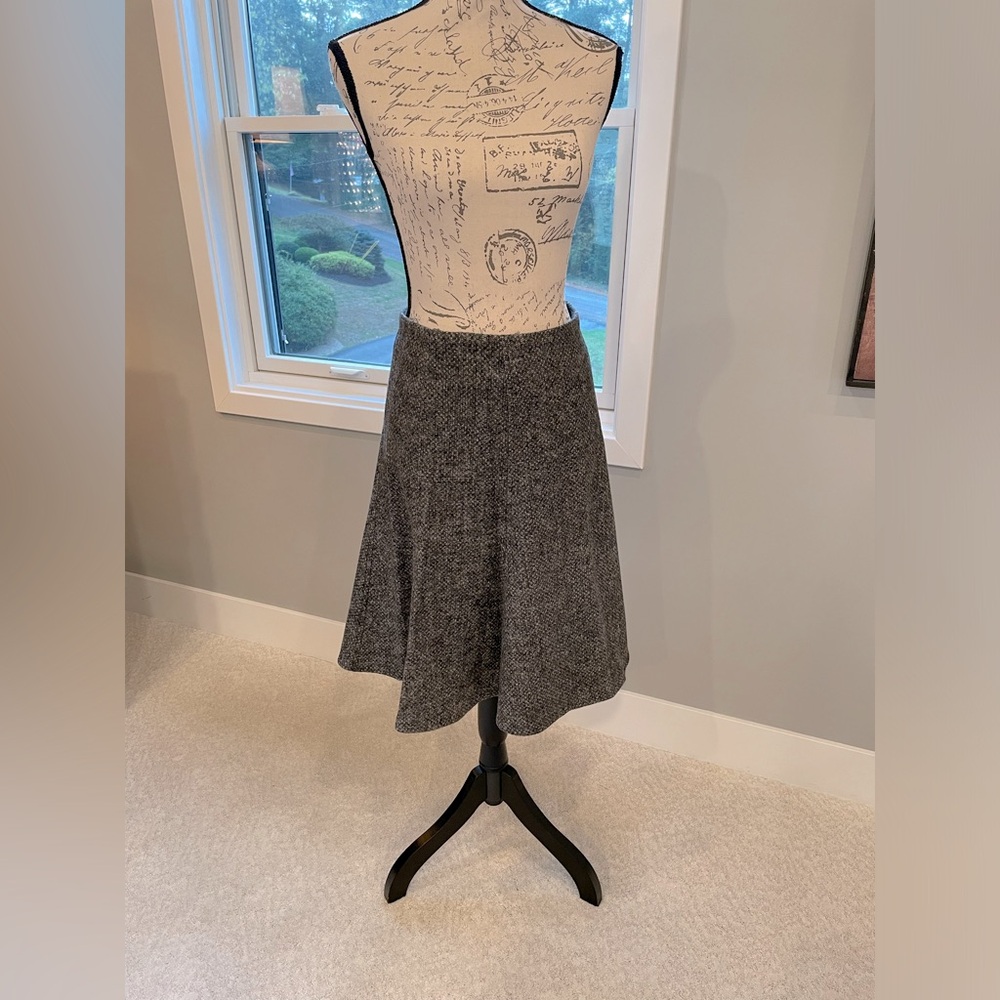Sundance Wool Skirt in a Gray Tweed in Size 2.